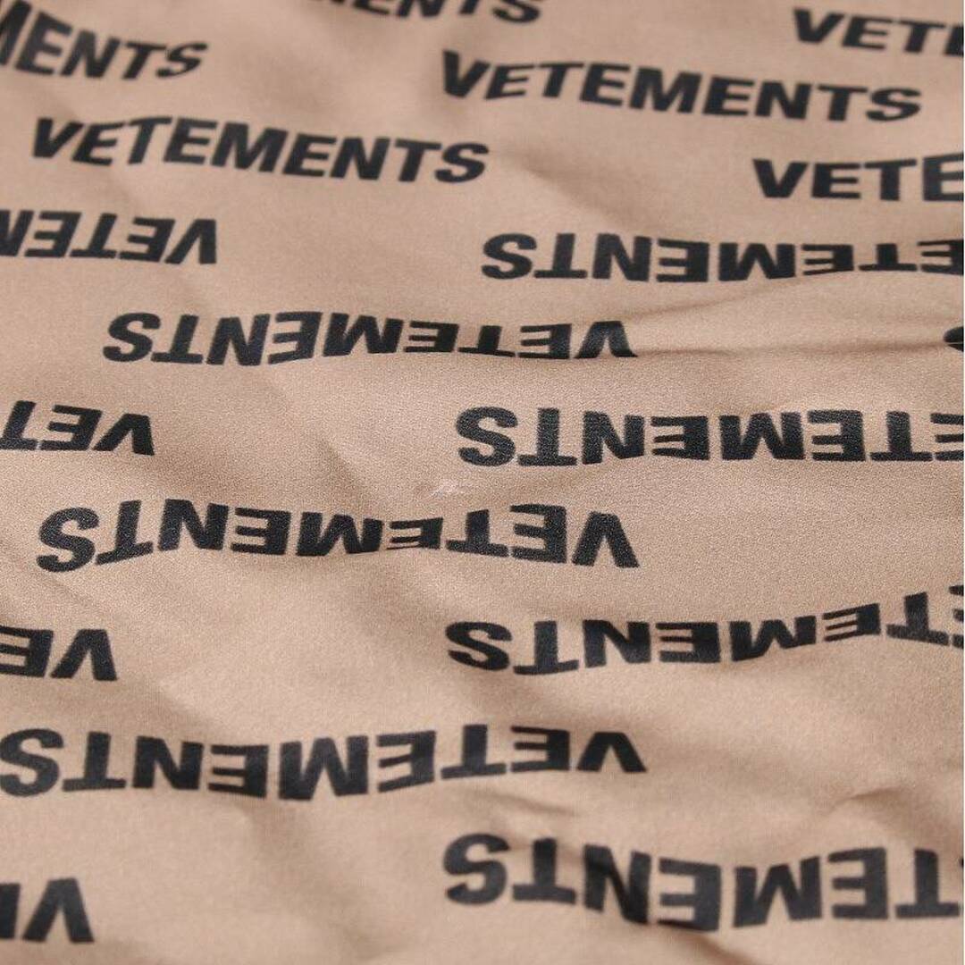 VETEMENTS(ヴェトモン)のヴェトモン ロゴプリントシルクスカーフ メンズ メンズのファッション小物(バンダナ/スカーフ)の商品写真