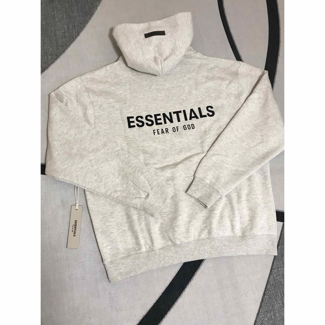 FEAR OF GOD(フィアオブゴッド)の新品未使用FOG ESSENTIALS バックロゴ パーカー グレー　Sサイズ メンズのトップス(パーカー)の商品写真