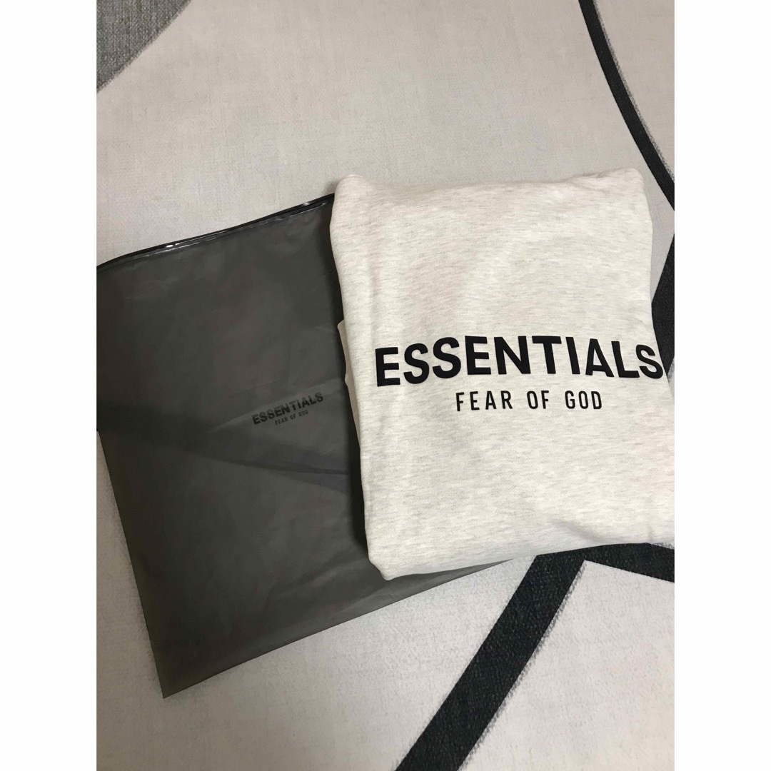 FEAR OF GOD(フィアオブゴッド)の新品未使用FOG ESSENTIALS バックロゴ パーカー グレー　Sサイズ メンズのトップス(パーカー)の商品写真