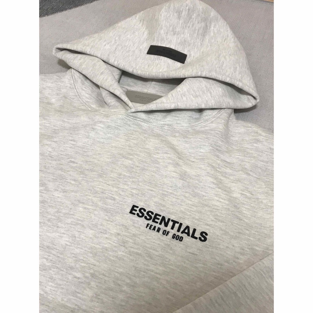 FEAR OF GOD(フィアオブゴッド)の新品未使用FOG ESSENTIALS バックロゴ パーカー グレー　Sサイズ メンズのトップス(パーカー)の商品写真