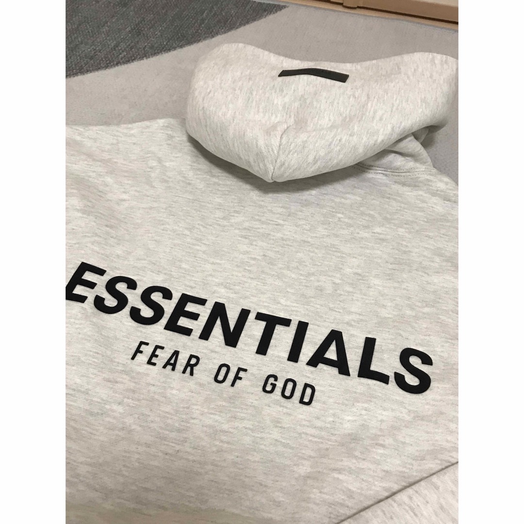 FEAR OF GOD(フィアオブゴッド)の新品未使用FOG ESSENTIALS バックロゴ パーカー グレー　Sサイズ メンズのトップス(パーカー)の商品写真