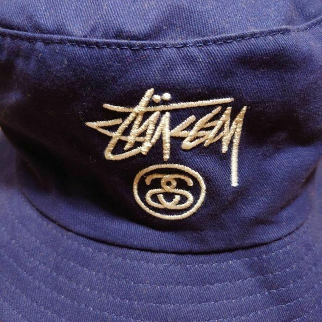 STUSSY - STUSSY シャネルロゴ刺繍 バケットハット ストックロゴ STUSSY - STUSSY シャネルロゴ刺繍 バケットハット ストックロゴ