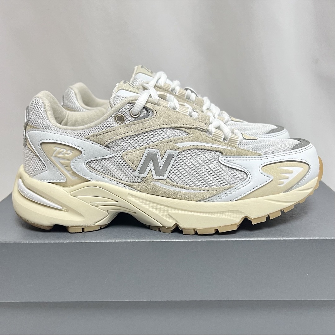 New Balance(ニューバランス)の23.5cm 新品 ニューバランス ML725 ベージュ スニーカー 2002 レディースの靴/シューズ(スニーカー)の商品写真