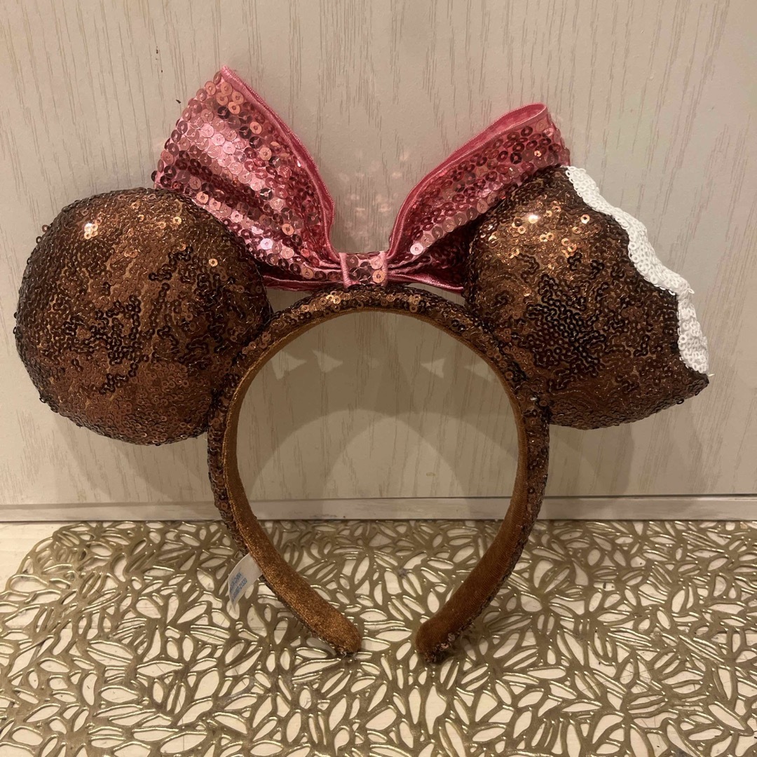 Disney(ディズニー)のディズニーカチューシャ ミニー スパンコール ブラウン ピンク チョコ レディースのヘアアクセサリー(カチューシャ)の商品写真