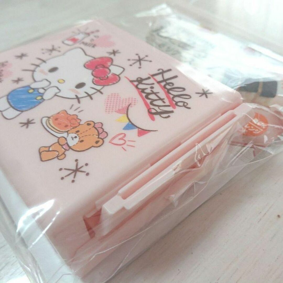 サンリオ(サンリオ)のSanrio サンリオ 畳めるおにぎりケース ピンク ハローキティ 新品　日本製 インテリア/住まい/日用品のキッチン/食器(弁当用品)の商品写真