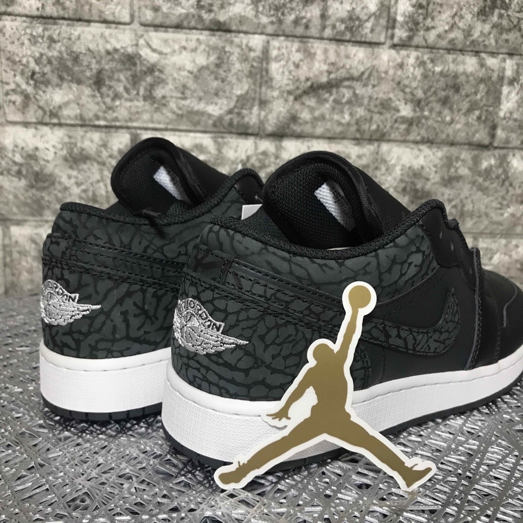 NIKE(ナイキ)のNIKE☆AIR JORDAN 1☆LOW(GS) ☆セメント☆24cm レディースの靴/シューズ(スニーカー)の商品写真