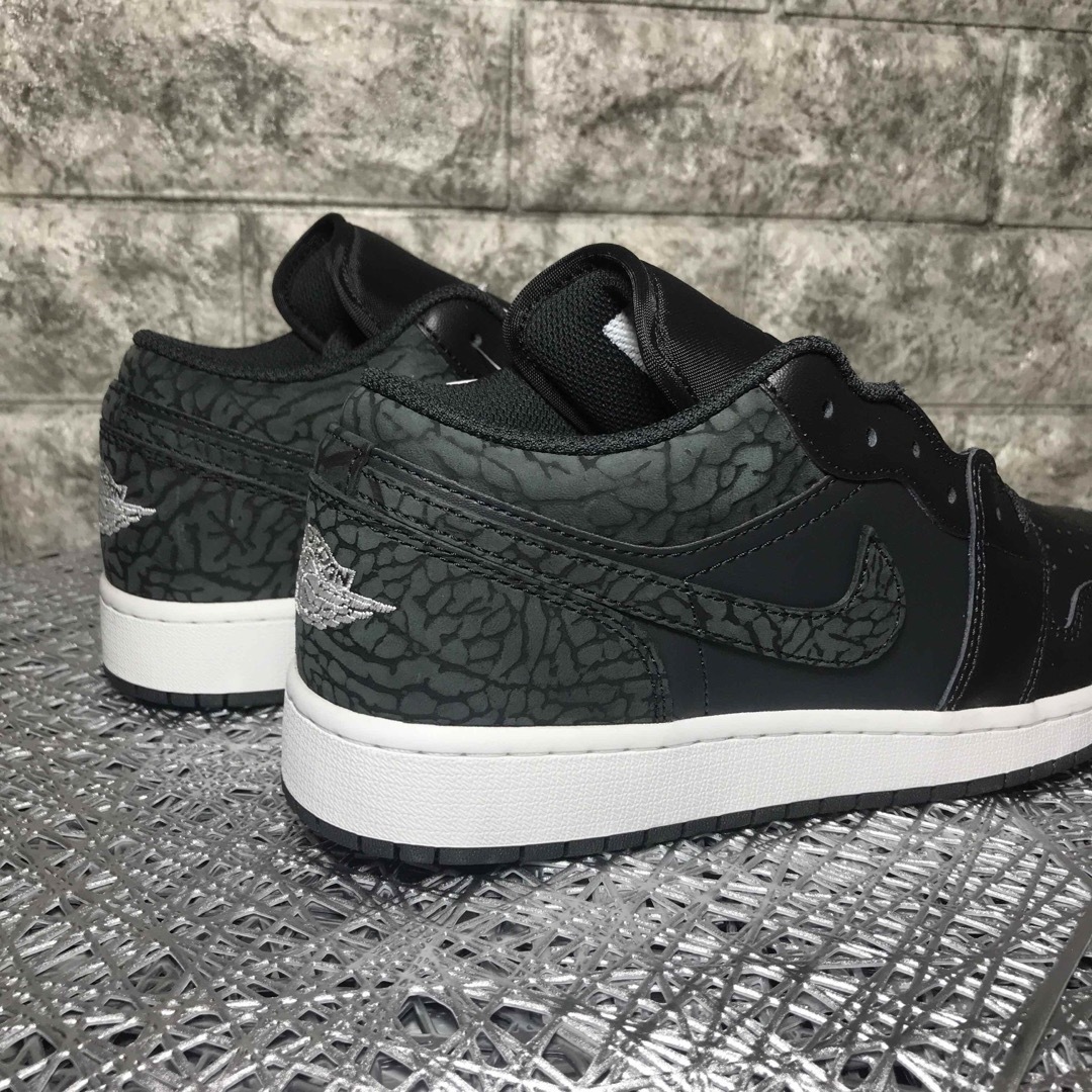 NIKE(ナイキ)のNIKE☆AIR JORDAN 1☆LOW(GS) ☆セメント☆24cm レディースの靴/シューズ(スニーカー)の商品写真