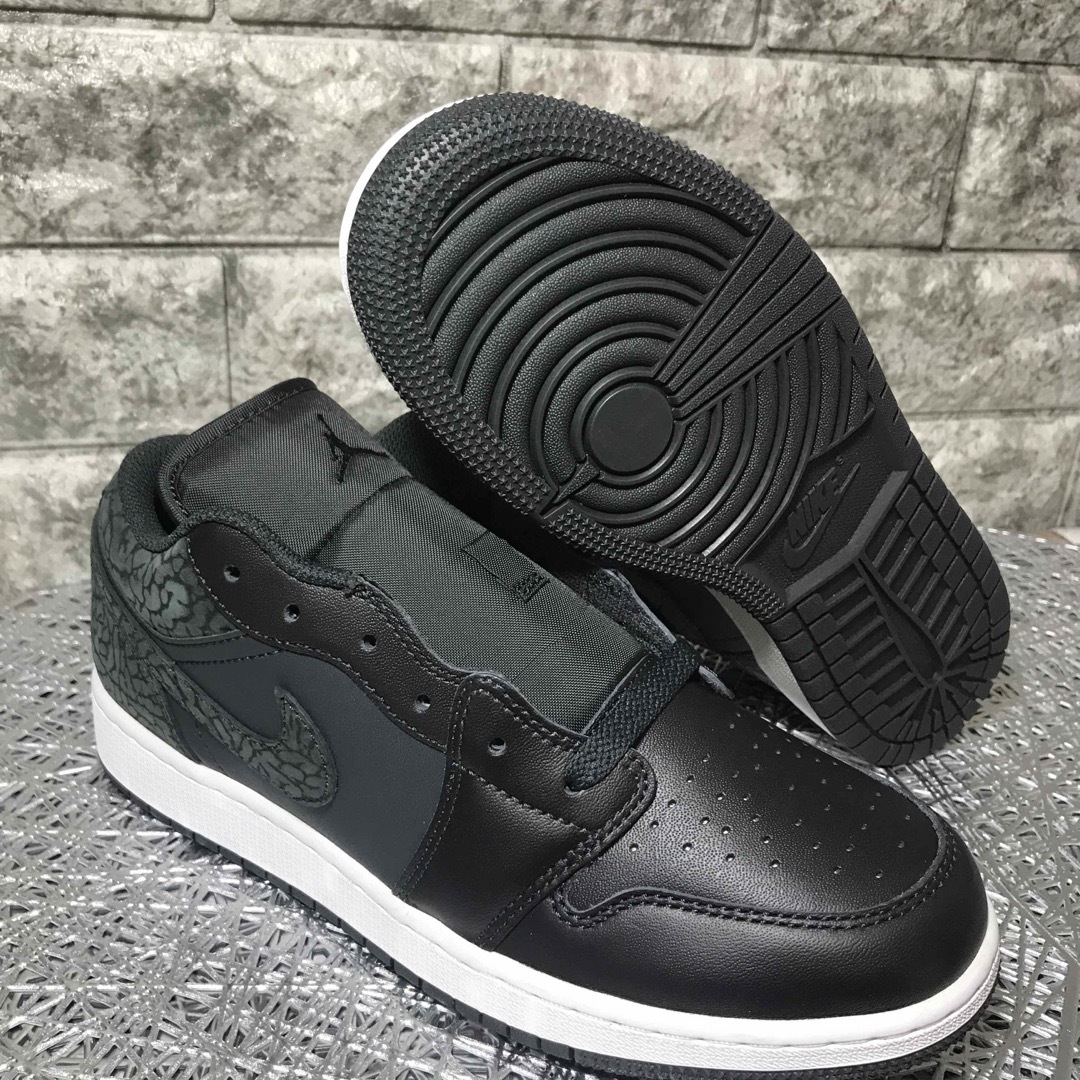 NIKE(ナイキ)のNIKE☆AIR JORDAN 1☆LOW(GS) ☆セメント☆24cm レディースの靴/シューズ(スニーカー)の商品写真