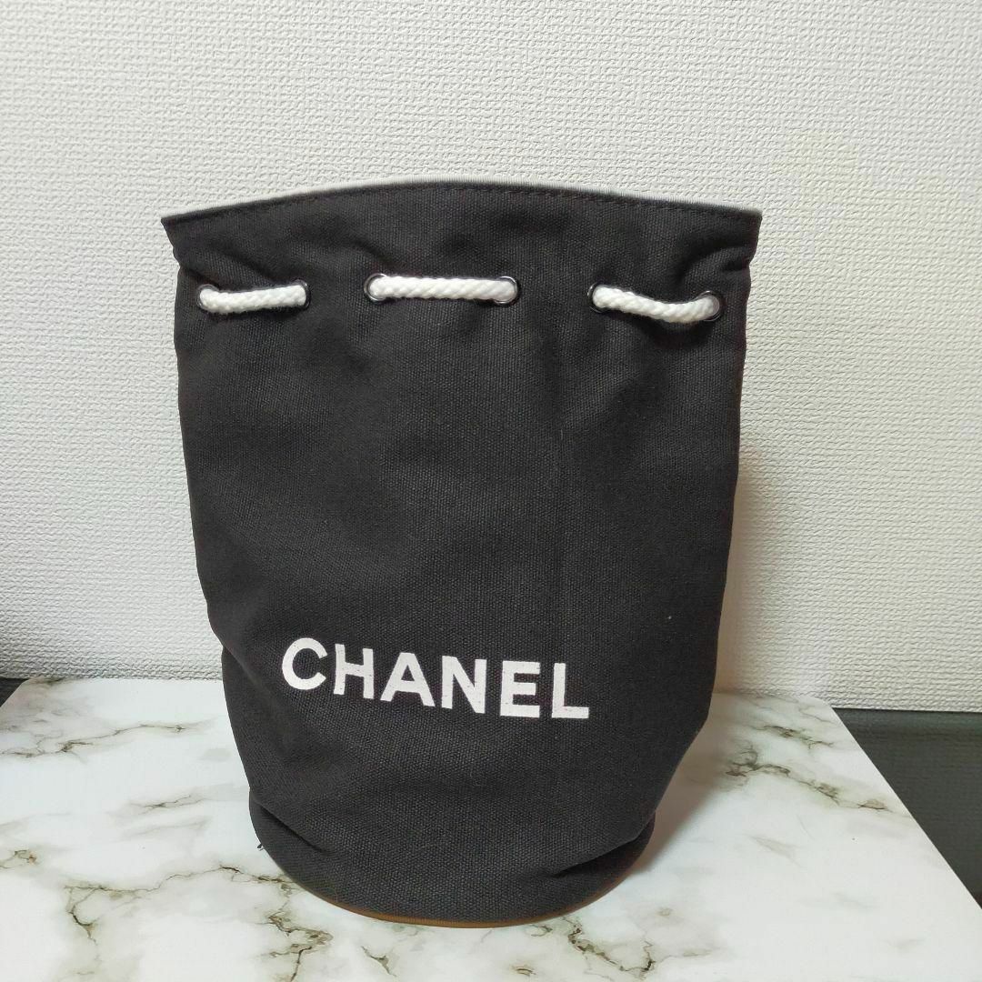 CHANEL(シャネル)のシャネル ノベルティー バケツ型 リュック 内側防水 レディース 巾着 総ロゴ レディースのバッグ(リュック/バックパック)の商品写真