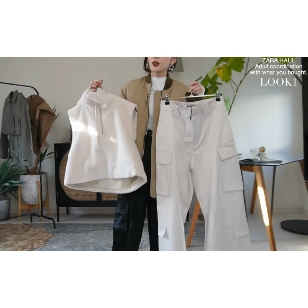 ZARA(ザラ)のZARA　サテン カーゴパンツ　XSサイズ　エクリュ レディースのパンツ(ワークパンツ/カーゴパンツ)の商品写真