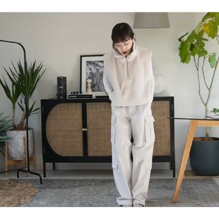 ザラ(ZARA)のZARA　サテン カーゴパンツ　XSサイズ　エクリュ(ワークパンツ/カーゴパンツ)