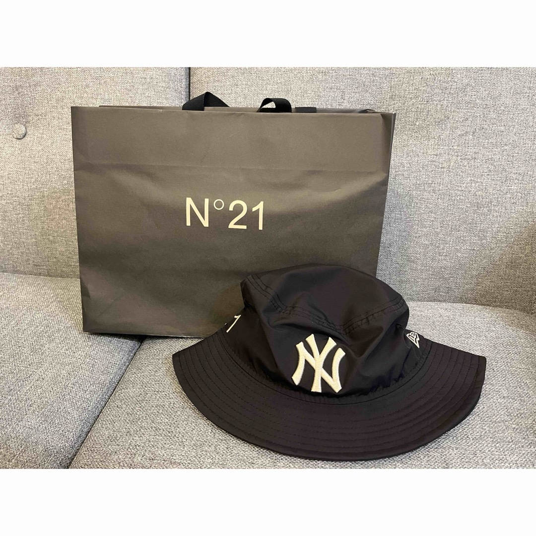 N°21(ヌメロヴェントゥーノ)のN°21×NEWERA BUCKET-01 レディースの帽子(ハット)の商品写真