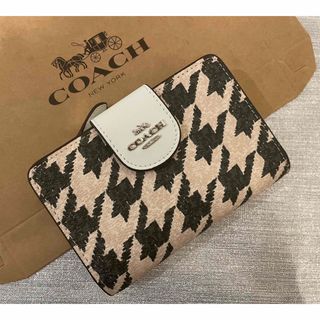 コーチ(COACH)の未使用品　COACH  コーチ　折り財布　ミドル　コンパクト　(財布)