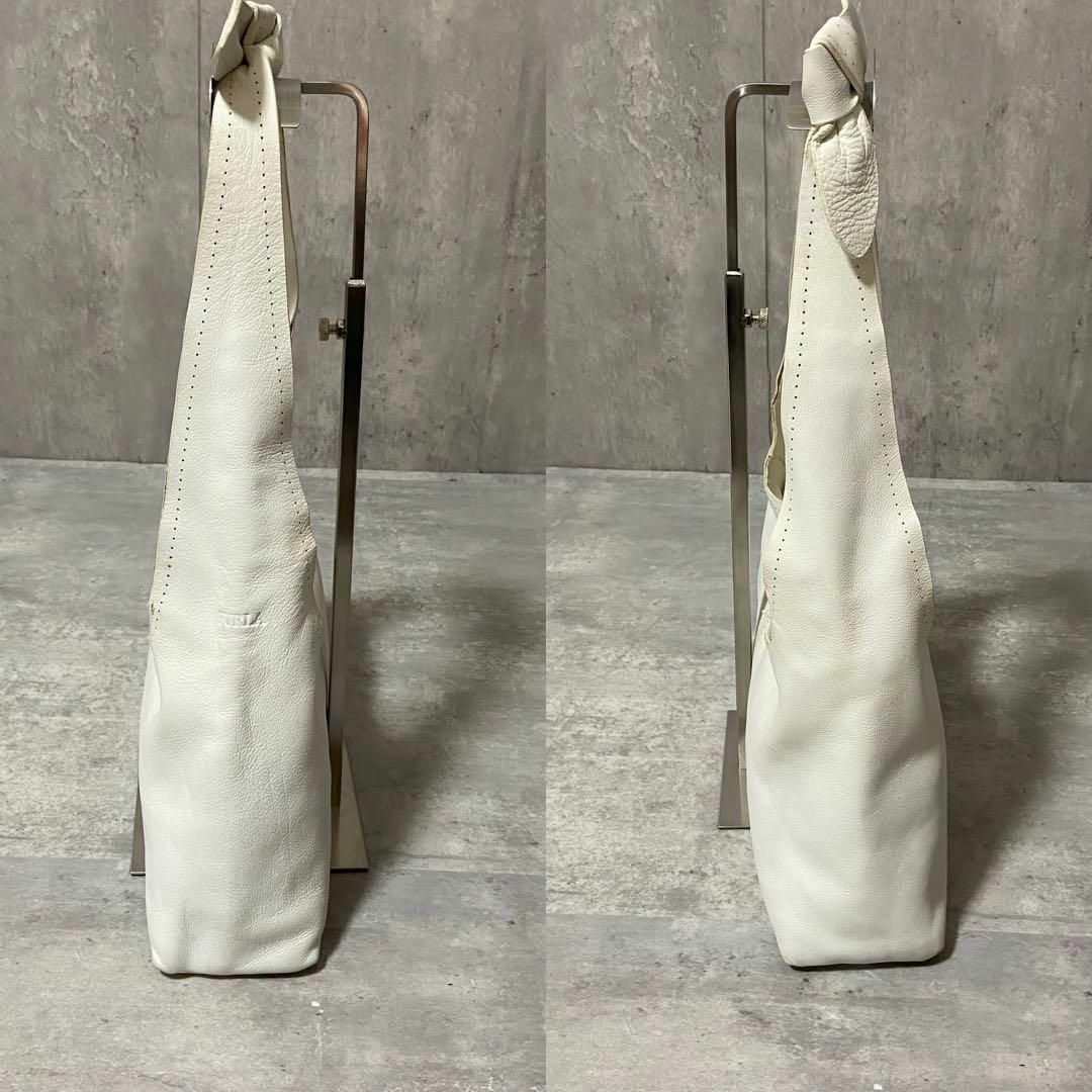 Furla(フルラ)のフルラ　ワンショルダーバッグ　リボン　ハンドバッグ　レザー　白　レディース レディースのバッグ(ハンドバッグ)の商品写真