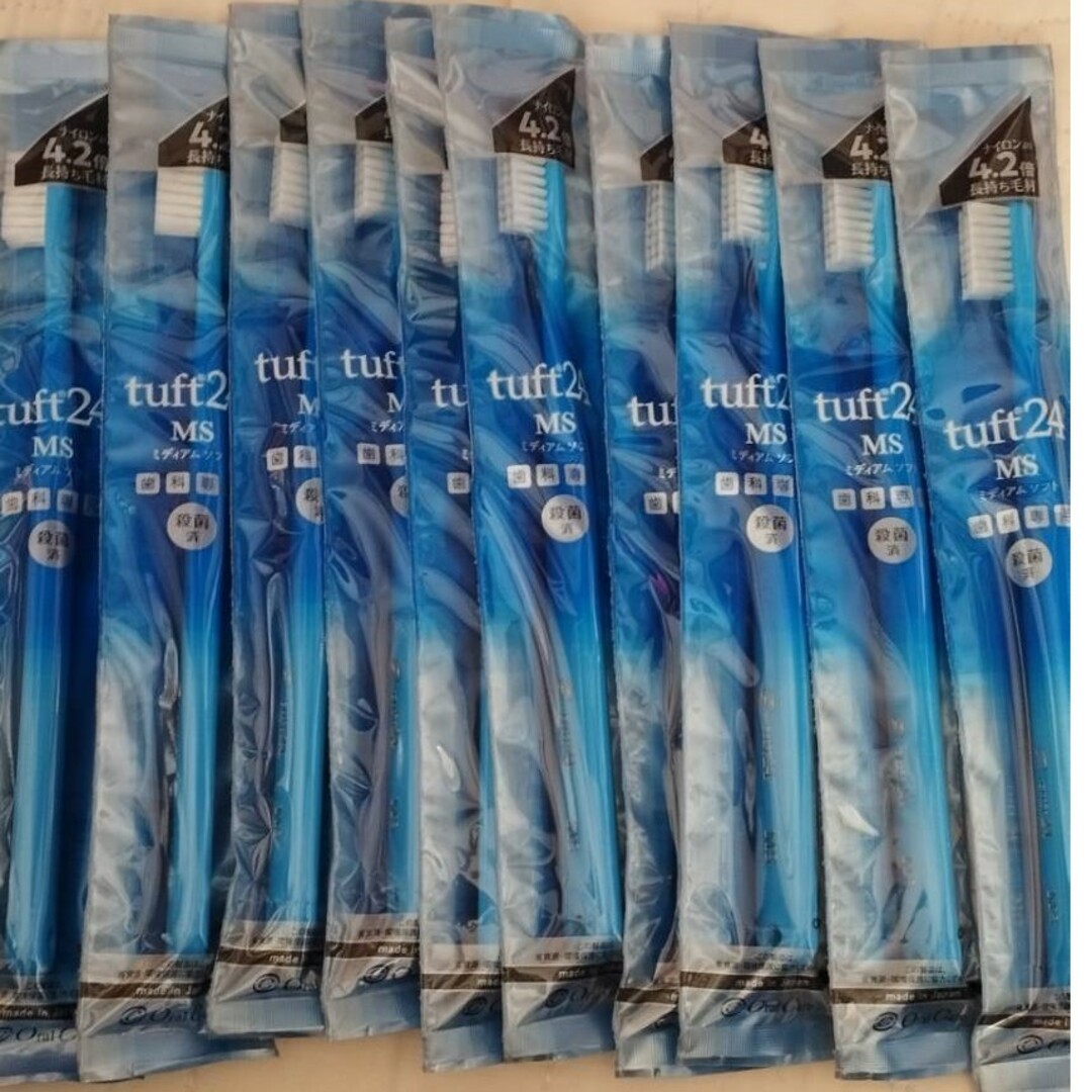 タフト24 ミディアムソフト 歯科専用 歯ブラシ 青10本セット コスメ/美容のオーラルケア(歯ブラシ/デンタルフロス)の商品写真