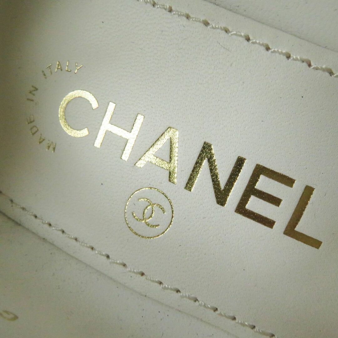 CHANEL(シャネル)の美品◎伊製 シャネル 23C G39697 マトラッセ ハートターンロック ローファー ラムスキン ホワイト×ゴールド金具 36 1／2C 箱・保管袋付き レディースの靴/シューズ(ローファー/革靴)の商品写真