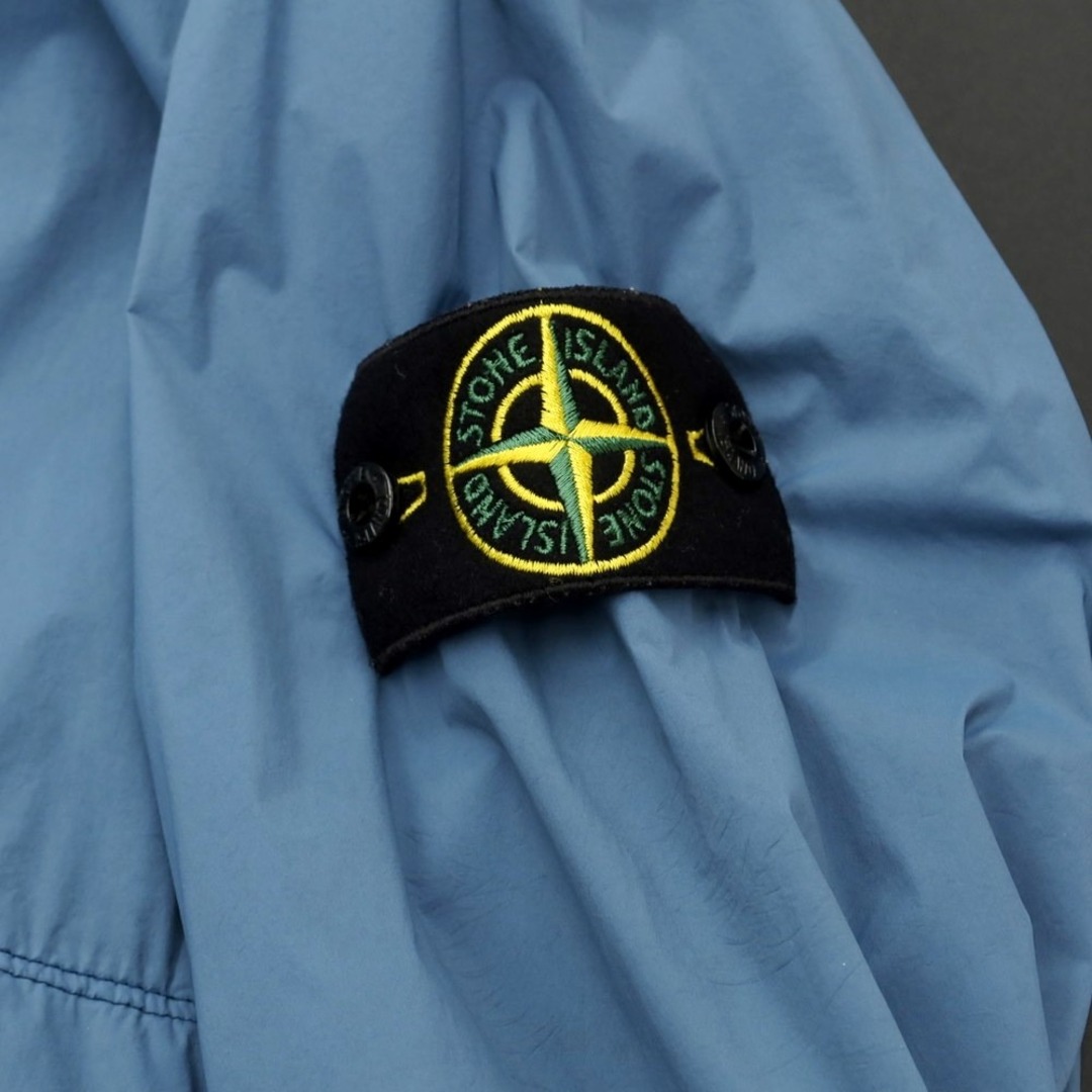 STONE ISLAND(ストーンアイランド)の【中古】ストーンアイランド STONE ISLAND ストレッチナイロン シェルジャケット ブルー【サイズS】【メンズ】 メンズのジャケット/アウター(マウンテンパーカー)の商品写真