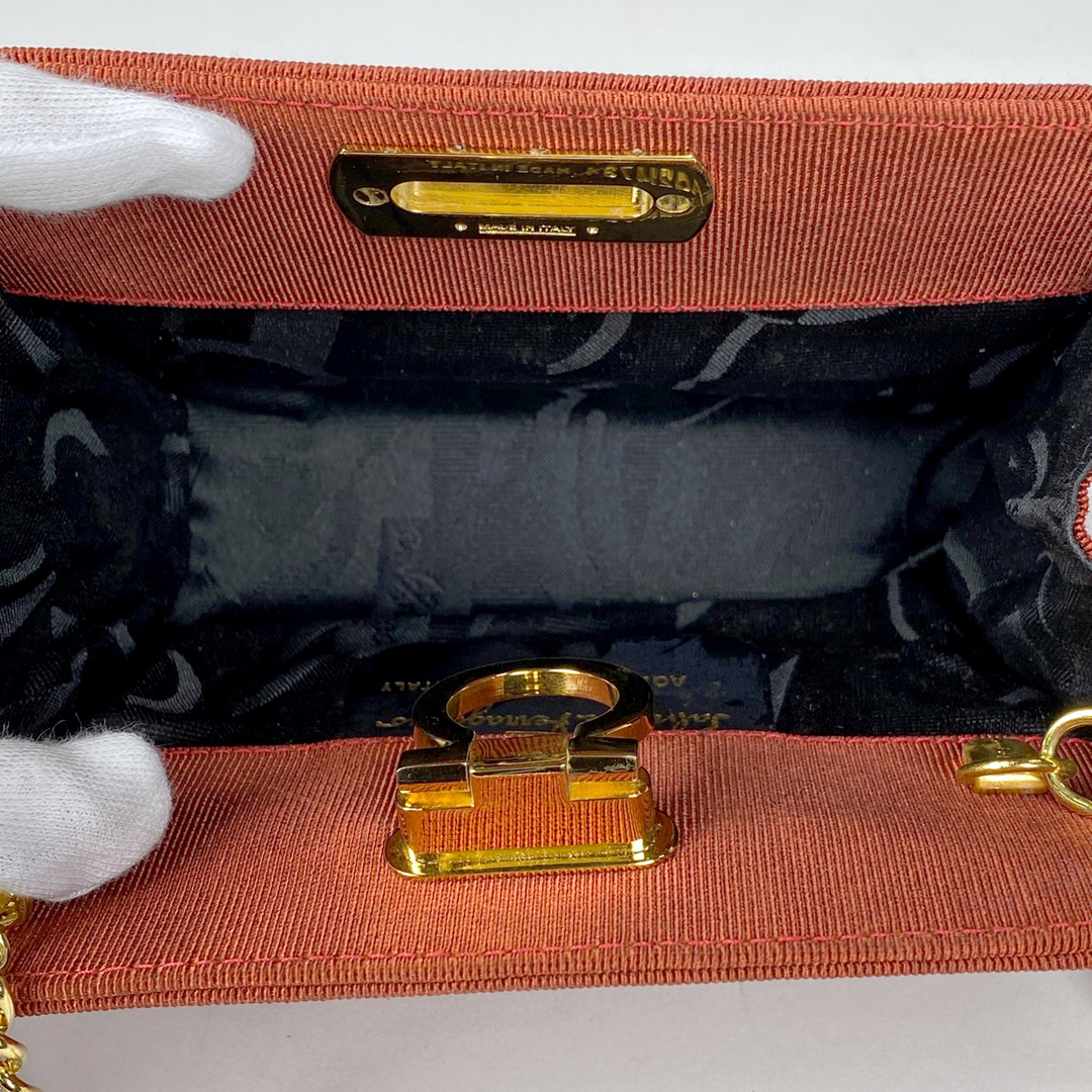 Salvatore Ferragamo(サルヴァトーレフェラガモ)のサルヴァトーレフェラガモ ガンチーニ チェーン ショルダーバッグ レディー 中古 レディースのバッグ(ショルダーバッグ)の商品写真