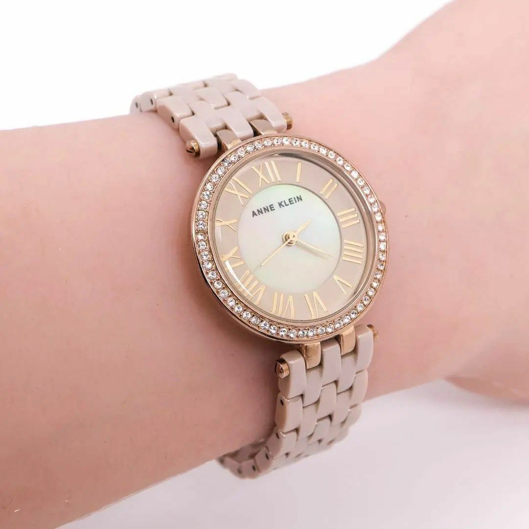 ANNE KLEIN(アンクライン)の《美品》ANNE KLEIN 腕時計 シェル文字盤 ベージュ ストーンベゼル u レディースのファッション小物(腕時計)の商品写真