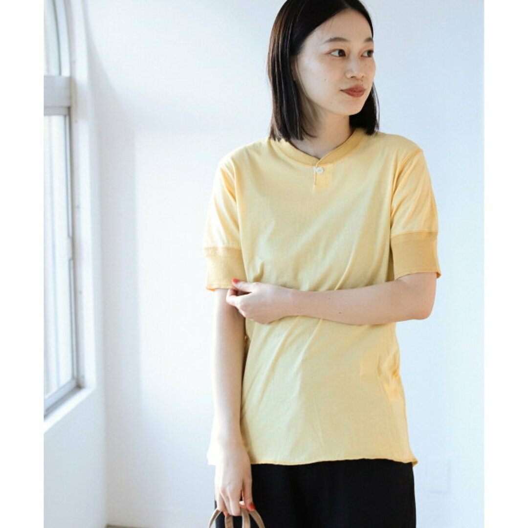 BEAMS BOY(ビームスボーイ)の【LT.YELLOW】BEAMS BOY / バックディテール 1ボタン ヘンリーネック Tシャツ レディースのトップス(カットソー(長袖/七分))の商品写真