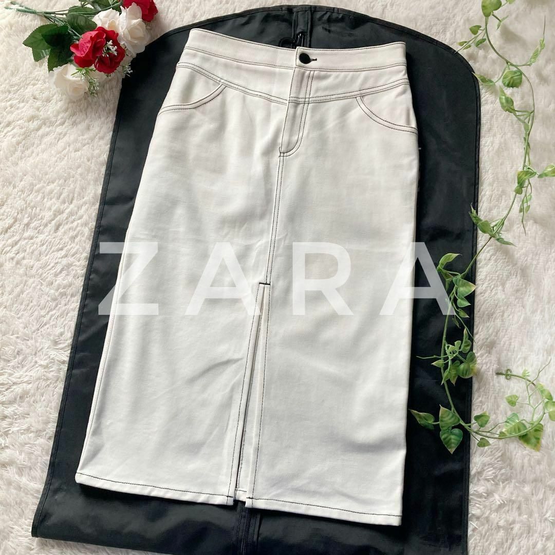 ZARA(ザラ)のZARA　スリット入りデニムスカート　ホワイト　ブラックステッチ　M　ザラ レディースのスカート(ひざ丈スカート)の商品写真
