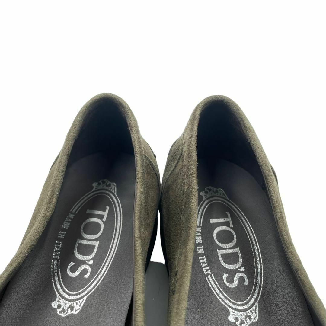 TOD'S(トッズ)の極美品 TOD'S ローファー ハーフサドル スエード カーキ 38表記 レディースの靴/シューズ(ローファー/革靴)の商品写真