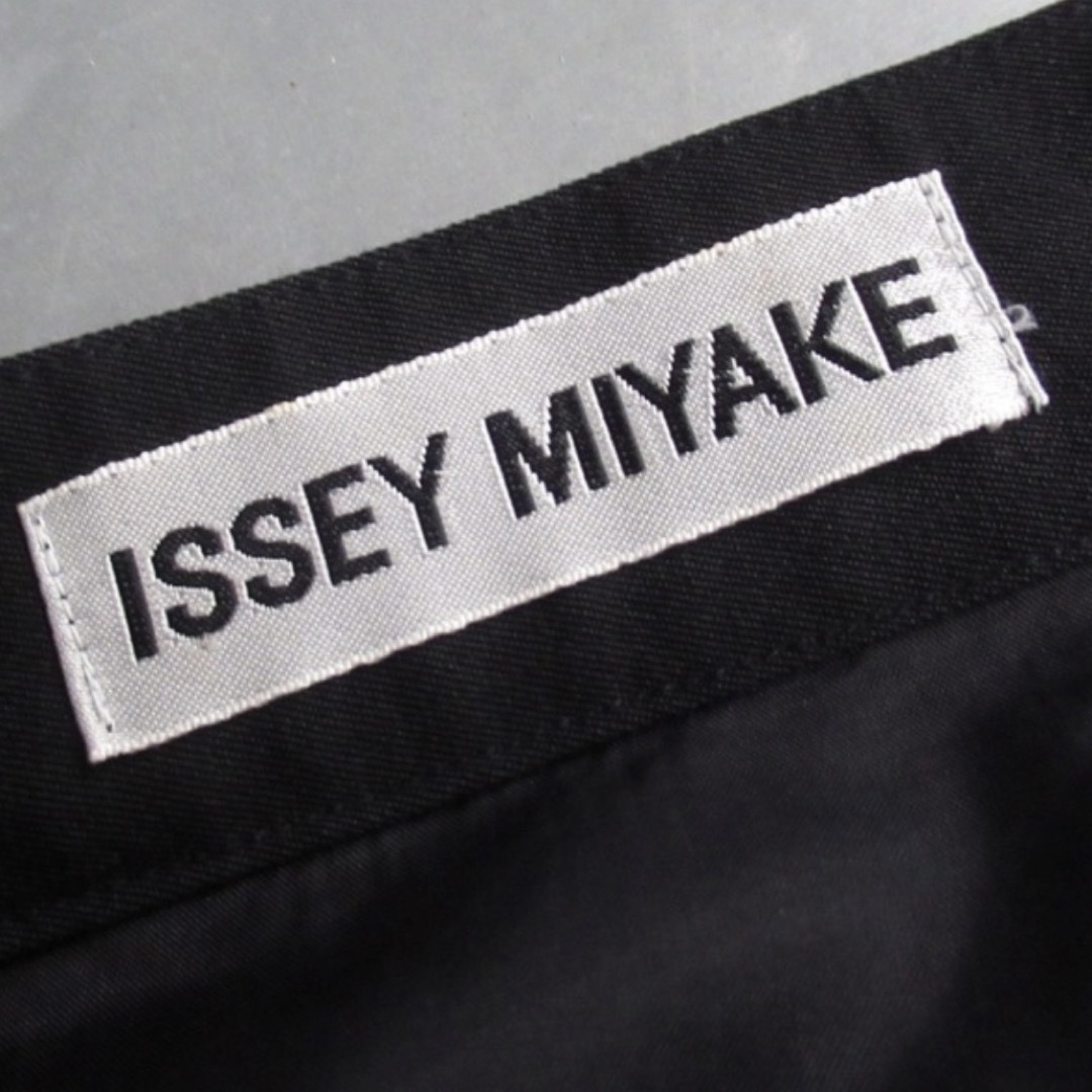 ISSEY MIYAKE(イッセイミヤケ)のISSEY MIYAKE デザイン タイト スカート ブラック ひざ丈 モード レディースのスカート(ひざ丈スカート)の商品写真