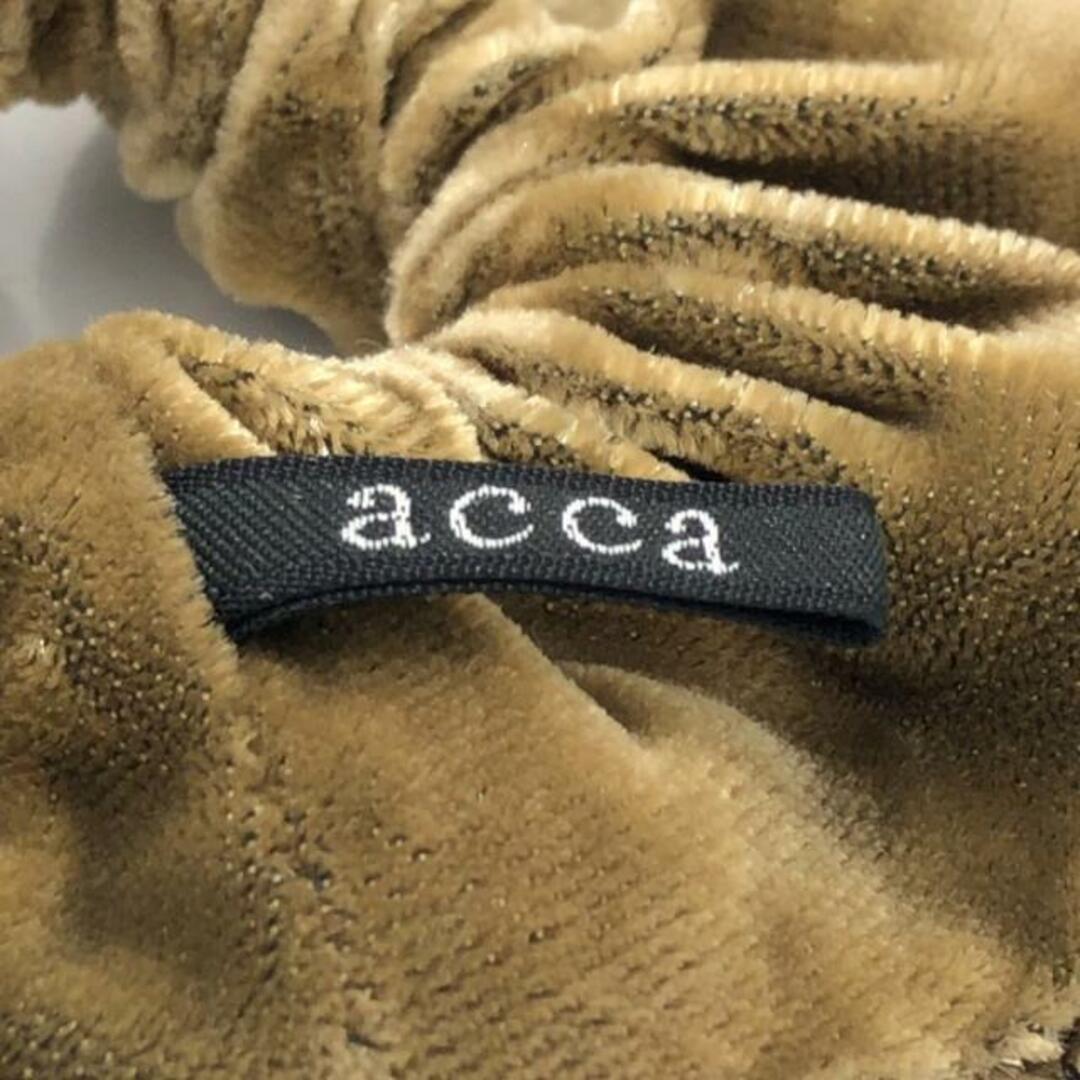 acca(アッカ)のacca(アッカ) シュシュ ベロア×ラインストーン カーキ×ベージュ レディースのヘアアクセサリー(ヘアゴム/シュシュ)の商品写真