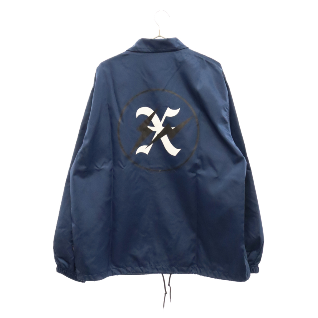 GOD SELECTION XXX(ゴッドセレクショントリプルエックス)のGOD SELECTION XXX ゴッドセレクショントリプルエックス ×fragment design GX-S23-FJK-02 フラグメントデザイン バックプリント コーチジャケット ネイビー メンズのジャケット/アウター(フライトジャケット)の商品写真