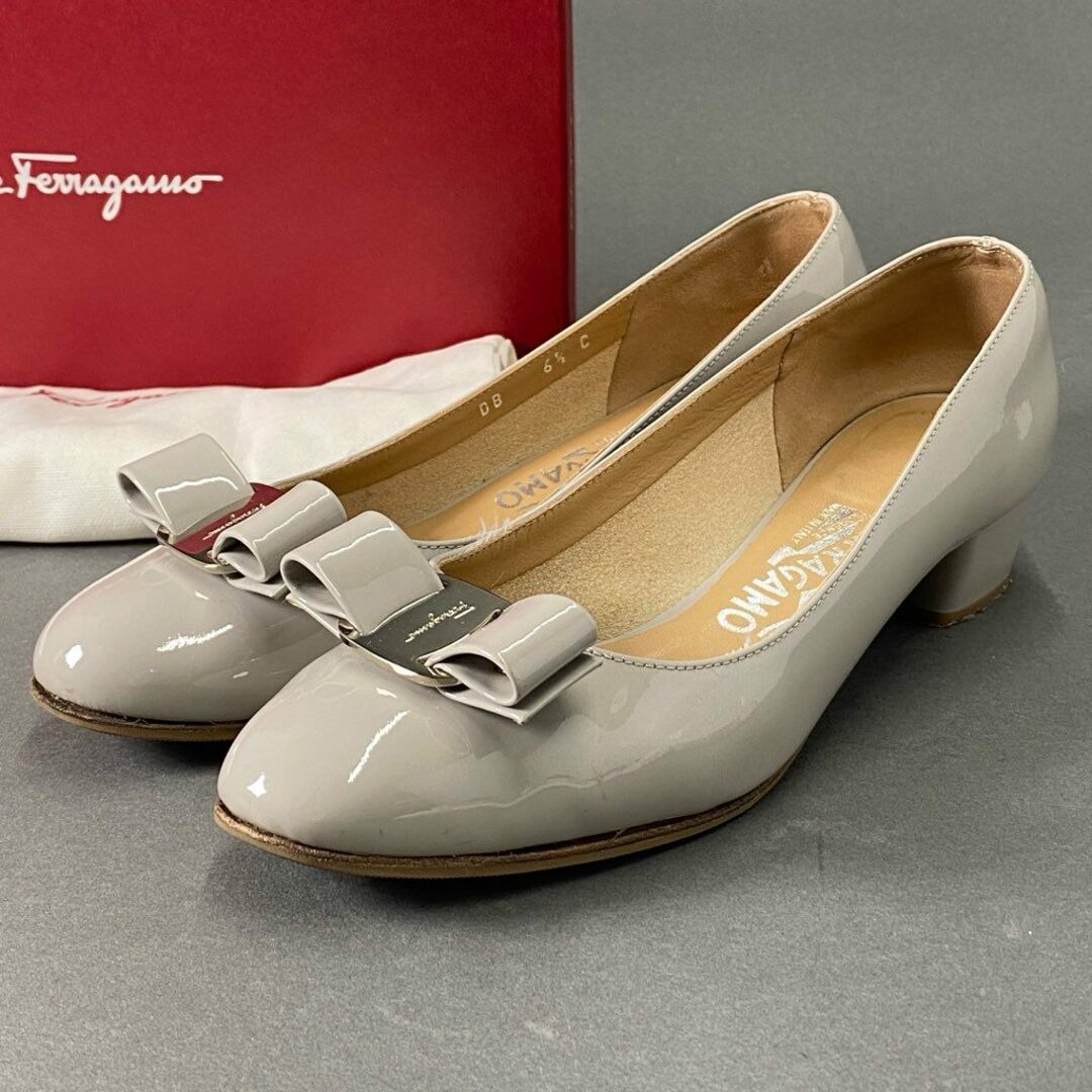 Salvatore Ferragamo(サルヴァトーレフェラガモ)の4b29 Salvatore Ferragamo サルヴァトーレ フェラガモ VARA ヴァラリボン パテントレザー パンプス 6 1/2 グレー イタリア製 シューズ レディースの靴/シューズ(ハイヒール/パンプス)の商品写真