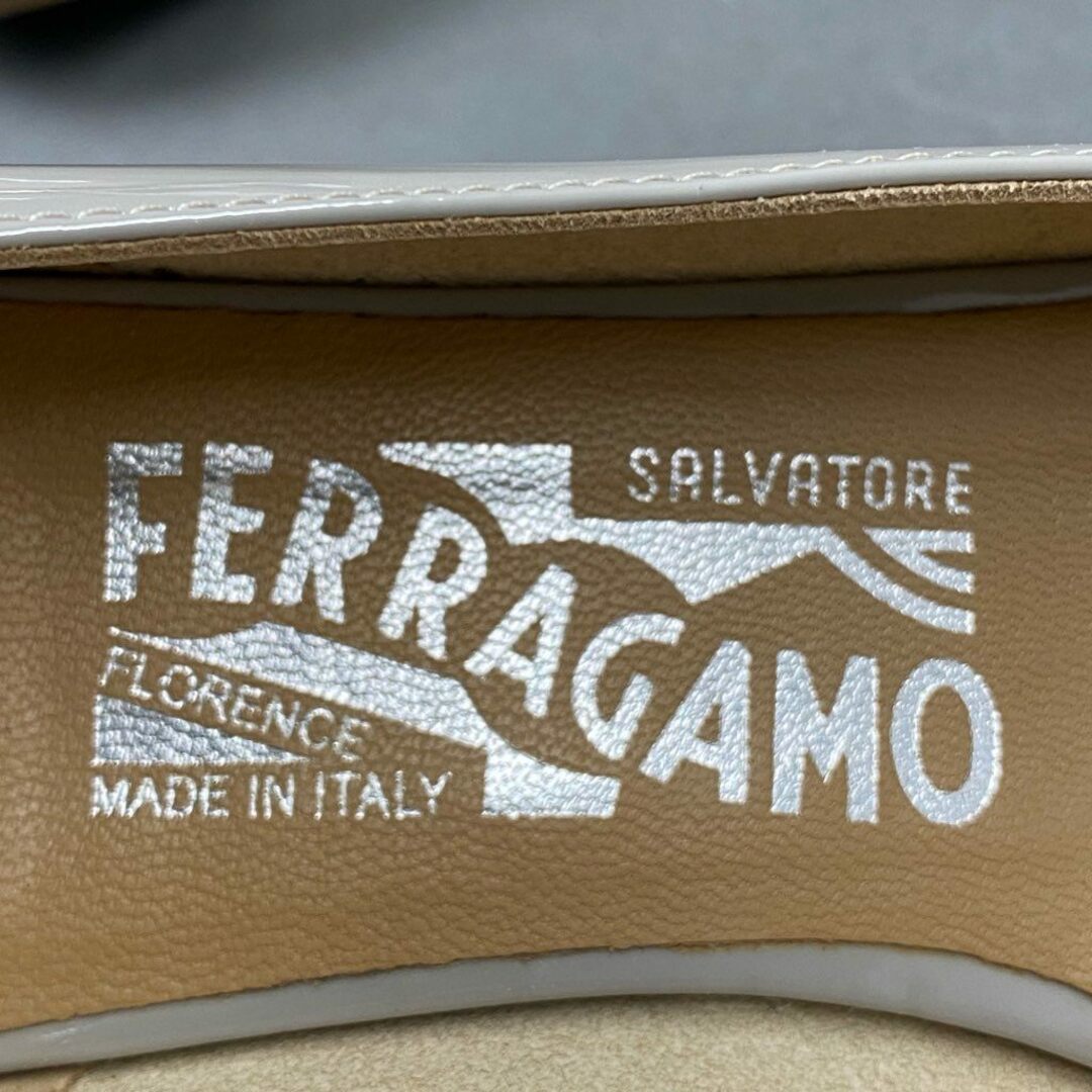 Salvatore Ferragamo(サルヴァトーレフェラガモ)の4b29 Salvatore Ferragamo サルヴァトーレ フェラガモ VARA ヴァラリボン パテントレザー パンプス 6 1/2 グレー イタリア製 シューズ レディースの靴/シューズ(ハイヒール/パンプス)の商品写真