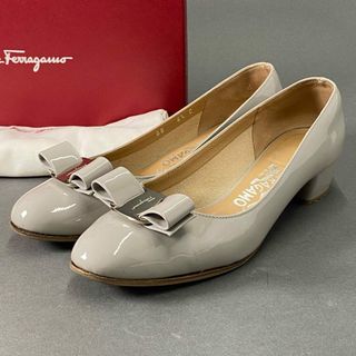 サルヴァトーレフェラガモ(Salvatore Ferragamo)の4b29 Salvatore Ferragamo サルヴァトーレ フェラガモ VARA ヴァラリボン パテントレザー パンプス 6 1/2 グレー イタリア製 シューズ(ハイヒール/パンプス)