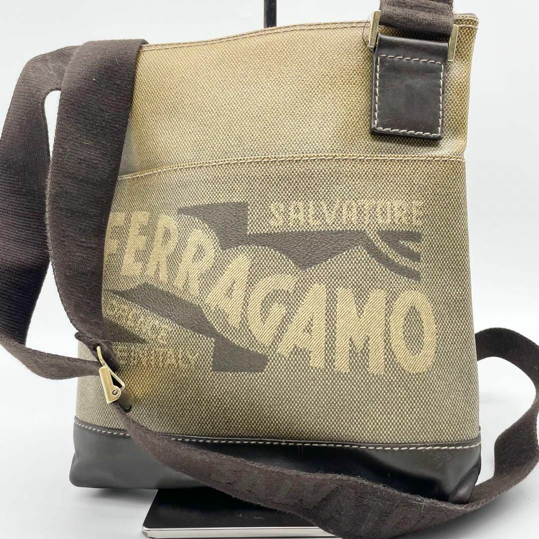 Salvatore Ferragamo(サルヴァトーレフェラガモ)のサルヴァトーレフェラガモ　ショルダーバッグ　PVC レザー　ベージュ　サコッシュ メンズのバッグ(ショルダーバッグ)の商品写真