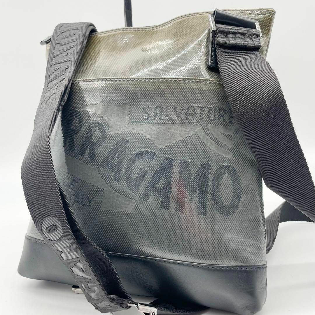 Salvatore Ferragamo(サルヴァトーレフェラガモ)のサルヴァトーレフェラガモ　ショルダーバッグ　PVC レザー　ブラック　サコッシュ メンズのバッグ(ショルダーバッグ)の商品写真