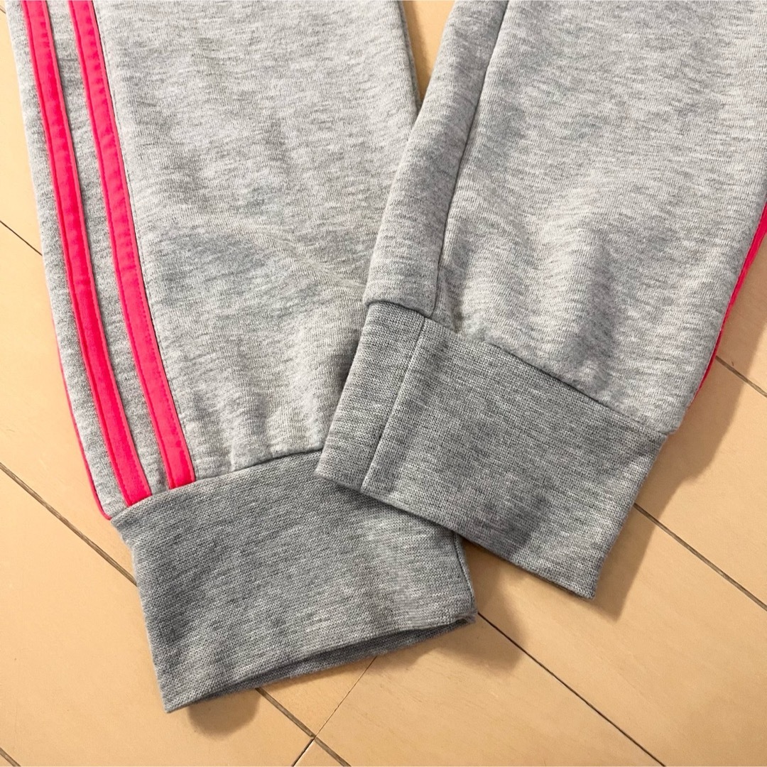 adidas(アディダス)の【adidas】アディダス　エッセンシャルズ フリース  パーカー、パンツ スポーツ/アウトドアのトレーニング/エクササイズ(トレーニング用品)の商品写真