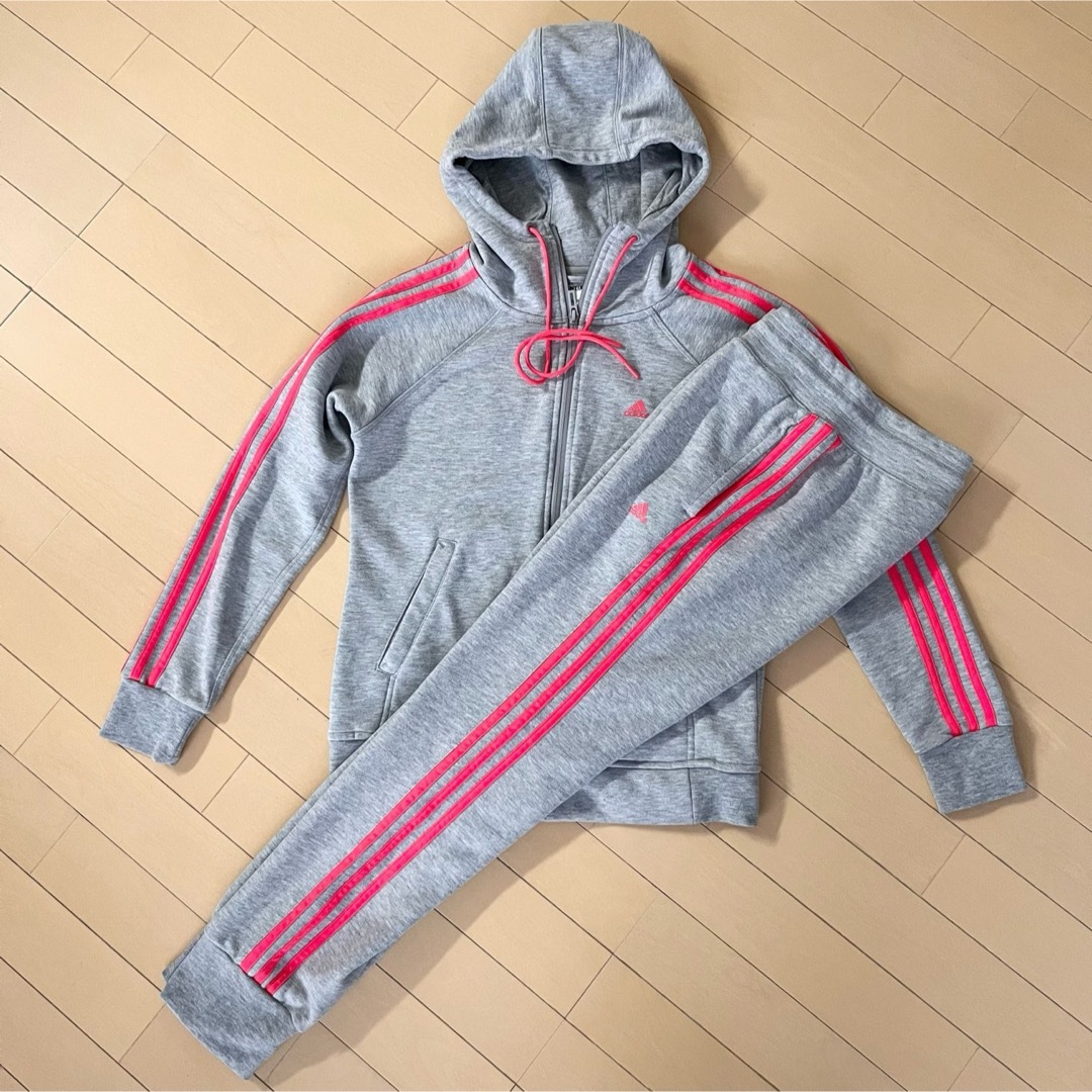 adidas(アディダス)の【adidas】アディダス　エッセンシャルズ フリース  パーカー、パンツ スポーツ/アウトドアのトレーニング/エクササイズ(トレーニング用品)の商品写真