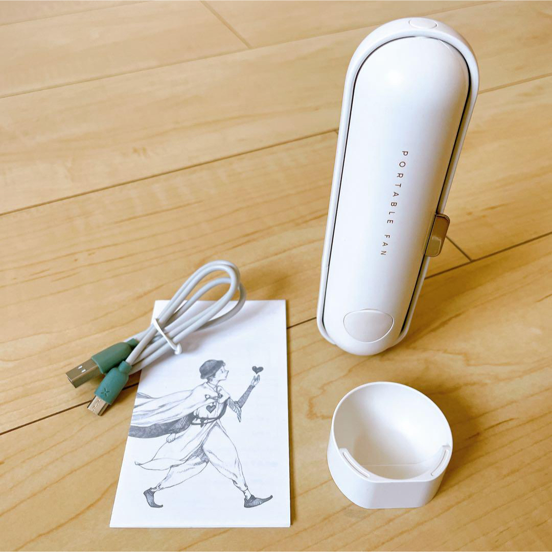 ハンディファン　ポータブル 手持ち扇風機 USB充電　おしゃれ　可愛い　ホワイト スマホ/家電/カメラの冷暖房/空調(扇風機)の商品写真