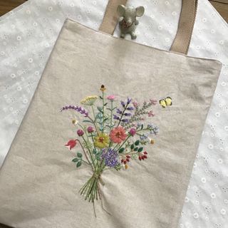 手刺繍トートバッグ　花束　A4サイズ　綿麻コットン　ハンドメイド(バッグ)