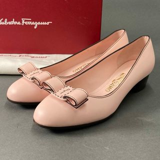 サルヴァトーレフェラガモ(Salvatore Ferragamo)の6b29 《美品》 Salvatore Ferragamo サルヴァトーレ フェラガモ VARA STITCH ヴァラ ステッチ リボンパンプス 6 1/2 ライトピンク レザー イタリア製 シューズ(ハイヒール/パンプス)