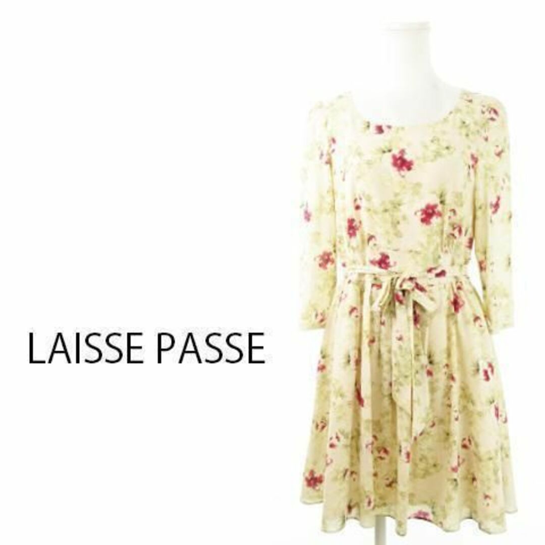 LAISSE PASSE(レッセパッセ)のレッセパッセ ミニワンピース 七分袖 花柄 ベージュ 230727AH13A レディースのワンピース(ミニワンピース)の商品写真