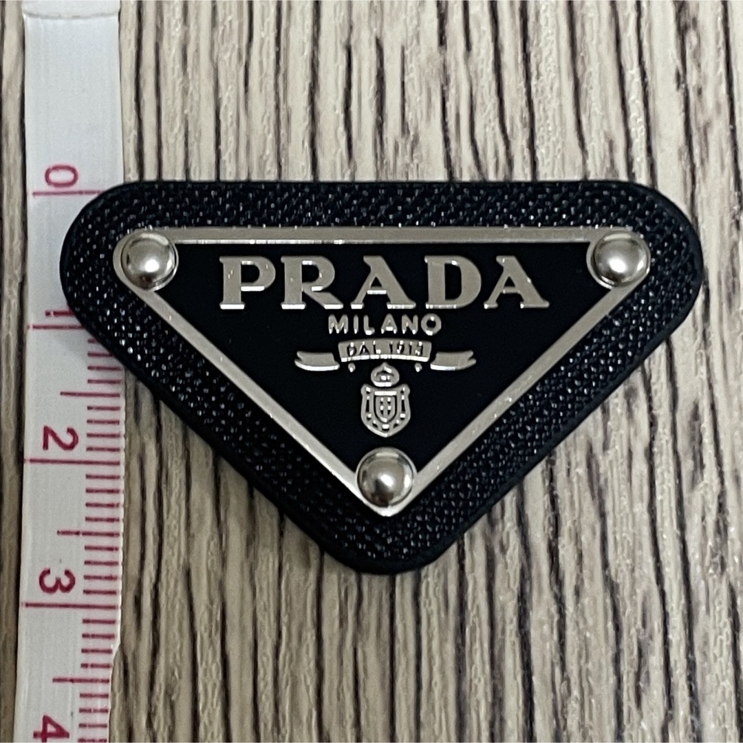 PRADA(プラダ)の【6枚】PRADA プラダ  ロゴプレート ロゴパーツ ブラック メタル 新品 ハンドメイドの素材/材料(各種パーツ)の商品写真