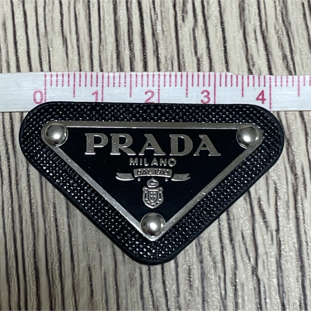 PRADA(プラダ)のPRADA プラダ  ロゴプレート ロゴパーツ ブラック メタル 新品 ハンドメイドの素材/材料(各種パーツ)の商品写真