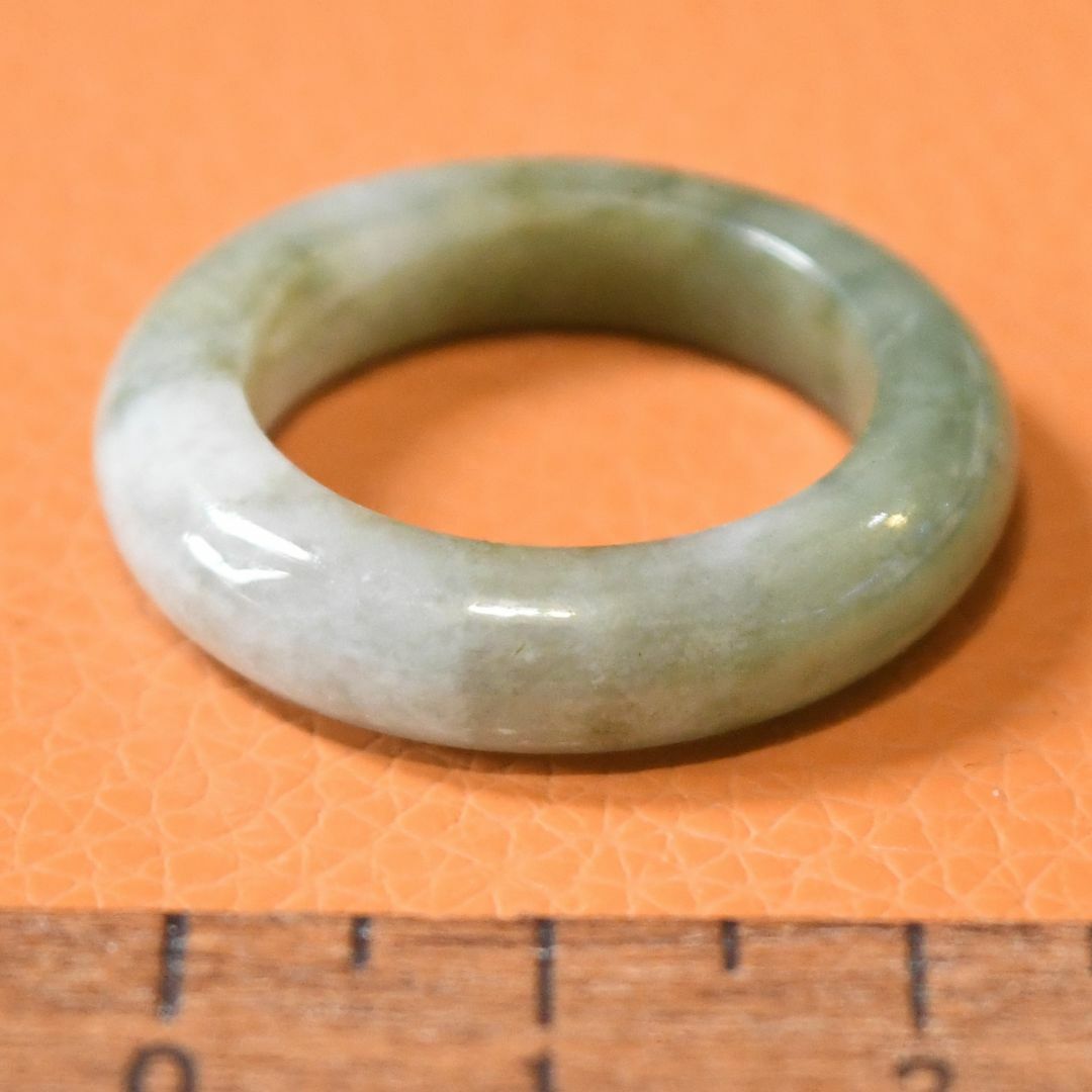 J1202　ヒスイ　翡翠　リング　指輪　17号　ミャンマー　ジェイド　ジェダイト レディースのアクセサリー(リング(指輪))の商品写真