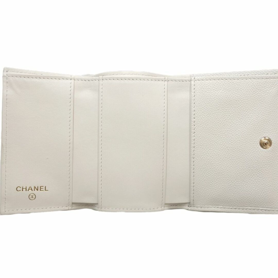 CHANEL(シャネル)のCHANEL シャネル クラシックスモールウォレット ココマーク A84401 三つ折り財布 キャビアスキン ホワイト/180282【中古】 レディースのファッション小物(財布)の商品写真