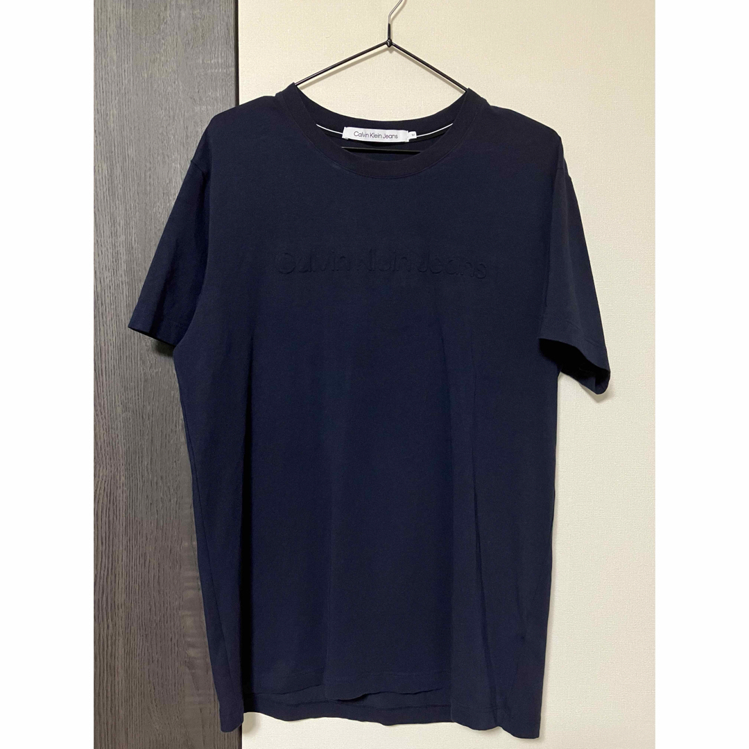 Calvin Klein(カルバンクライン)の《Calvin Klein》エンボス ロゴ Tシャツ 紺 メンズのトップス(Tシャツ/カットソー(半袖/袖なし))の商品写真