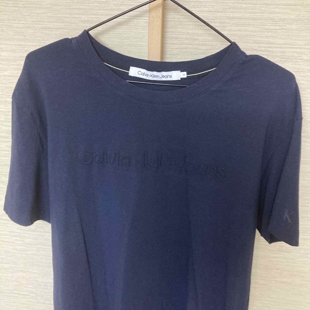 Calvin Klein(カルバンクライン)の《Calvin Klein》エンボス ロゴ Tシャツ 紺 メンズのトップス(Tシャツ/カットソー(半袖/袖なし))の商品写真