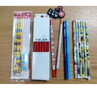 朱色鉛筆、鉛筆計25本と消しゴム1個(鉛筆)