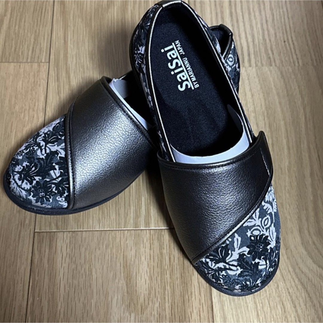 マリアンヌ SaiSai フラワープリント 23.5cm クラシックブラック レディースの靴/シューズ(スリッポン/モカシン)の商品写真