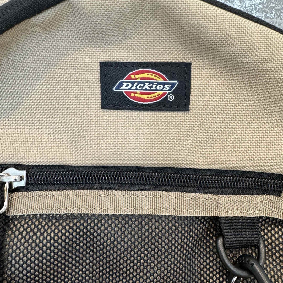 Dickies(ディッキーズ)の美品】Dickies ディッキーズ ボディバッグ　鞄　ベージュ　ワンショルダー メンズのバッグ(ボディーバッグ)の商品写真