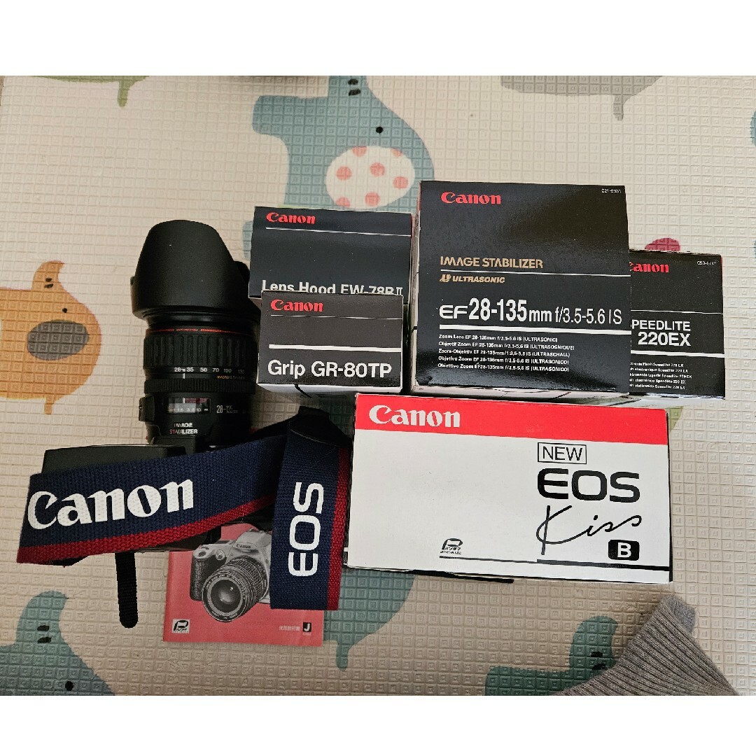 Canon(キヤノン)のキャノンEOS Kiss レンズ、アクセサリー付き スマホ/家電/カメラのカメラ(フィルムカメラ)の商品写真